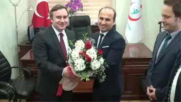 Siirt Belediye Başkanvekili Taşkın, Sağlık Çalışanlarına Karanfil Dağıttı