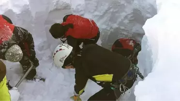 Avusturya'da Kayak Merkezine Çığ Düştü: 3 Ölü
