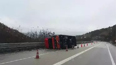 Sinop'ta Tır Devrildi, Sürücü Yaralandı