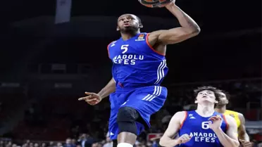 Anadolu Efes 14. Galibiyetini Aldı