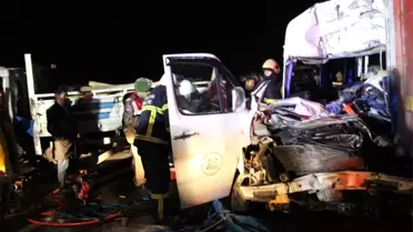Kamyon, Kamyonet, Minibüs ve 6 Otomobil Birbirine Girdi: 2 Ölü, 18 Yaralı