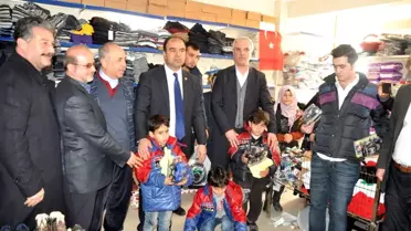 100 Suriyeli Yetime Kıyafet Yardımını Giydirdi