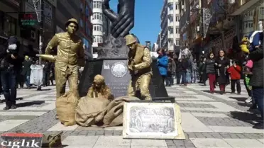 Duran Adamlar'ın Sokakta '18 Mart Çanakkale' Duruşu