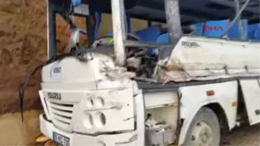 Balıkesir Tır Ile Işçi Servisi Çarpıştı: 2 Ölü, 24 Yaralı