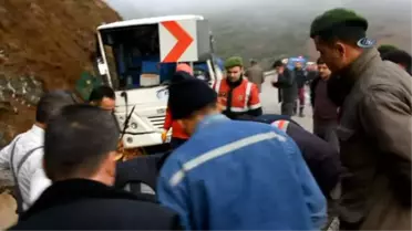 İşçi Servisi, Tomruk Yüklü Kamyona Çarptı: 2 Ölü 1'i Ağır 24 Yaralı