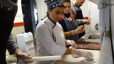 CHP'li Gençlerden İşe Gidenler İçin 'Hayırlı Kurabiye'