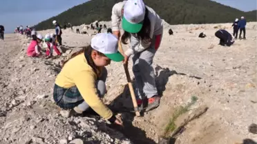 Minik Öğrenciler Şehit Askerler İçin Fidan Dikti