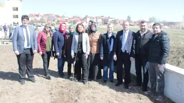Öğrenciler Fidan Dikti