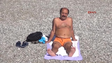 Antalya Nusret'in Fenomen Tuz Serpme Hareketi Plaja Taşındı