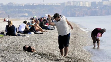 Nusret'in Fenomen Tuz Serpme Hareketi Plaja Taşındı