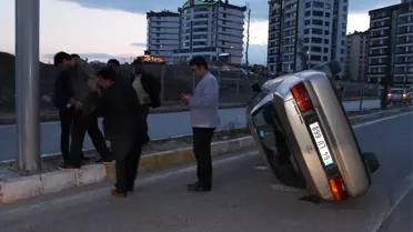 Devrilen Araçta Sıkışan Sürücüyü Vatandaşlar Kurtardı