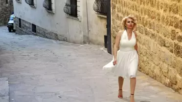 Mardin'in Marilyn'i Kolları 'Evet' İçin Sıvadı