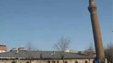 Sivas'ın Ulucami Minaresi Asırlardır Hareket Ediyor