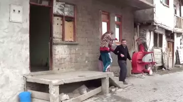 Annesine ve Engelli 3 Kardeşine 'Bebek' Gibi Bakıyor