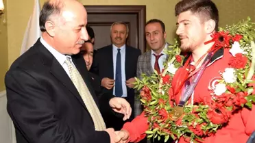 Şampiyon Güreşçi Ertürk, Mutluluğunu Valisiyle Paylaştı