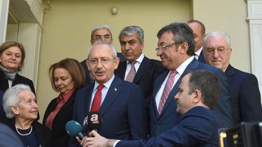 Kemal Kılıçdaroğlu, Celal Bayar'ın Kızı Nilüfer Gürsoy'u Evinde Ziyaret Etti