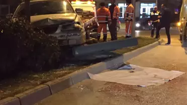 Önce Reklam Tabelasını Sonra İki Kişiyi Ezdi