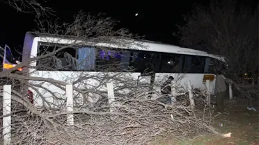 Tur Otobüsü Kaza Yaptı: 15 Yaralı