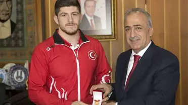 Şampiyon Güreşçi, Rektör Çomaklı'yı Ziyaret Etti