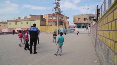 Silopi'de Polisler Öğrencilerle Top Oynadı