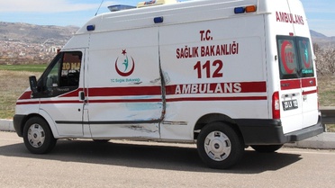 Elazığ'da Ambulans ile Kamyonet Çarpıştı: 3 Öğrenci Yaralı