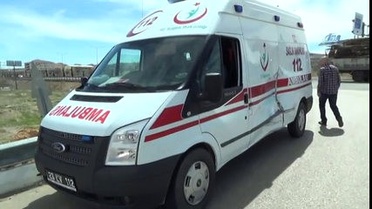 Elazığ'da Ambulans ile Kamyonet Çarpıştı: 3 Yaralı