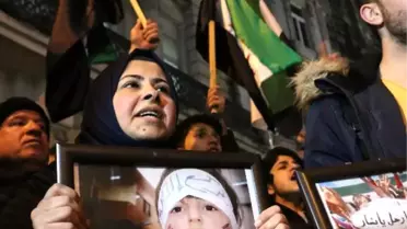 İdlip'teki Saldırıyı Protesto İçin Rusya Konsolosluğu'na Yürüdüler