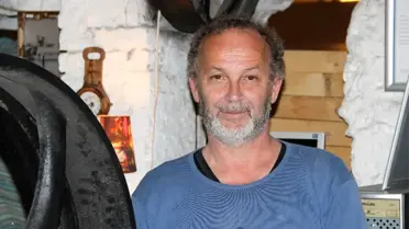 Hababam Sınıfı'nın Başrol Oyuncusu Bodrum'da Tahta Sandalye Üretiyor