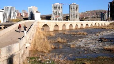 800 Yıllık Tarihi Köprü Neden 'Eğri' Bilen Yok