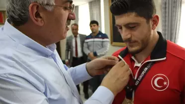 AK Parti İl Başkanı Öz, Şampiyon Güreşçiyi Altınla Ödüllendirdi