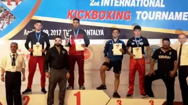 2. Uluslararası Türkiye Açık Kick Boks Turnuvası'nda Ayvalıklı Sporcu Emre Kuru Çifte Madalya...