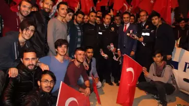İhbar Hattından Yardım İstedikleri Polisleri Çiçekle Karşıladılar