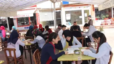 Lise Öğrencileri Kahvehane Önünde Kitap Okudu