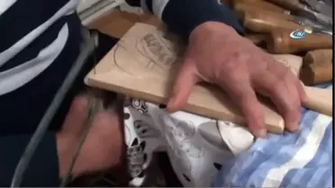 Ahşaba Şekil Vererek Geçimini Sağlıyor
