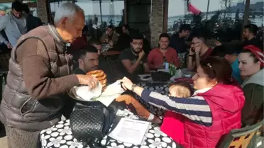 79 Yaşındaki Emekli Ek Gelir İçin Simit Satıyor