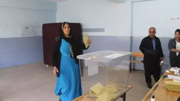 Beytüşşebap'ta Yöresel Kıyafetle Sandıkta Oy Kullandılar