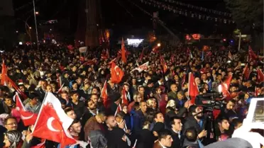 Halk Oylaması Sonuçları Kutlanıyor