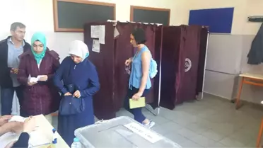 İlk Kez Oy Kullanan Zehra Çilingiroğlu, Oy Zarfını Alıp Dışarı Çıkıyordu