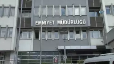 Kafasına Şişe ile Vurduğu Arkadaşını Bıçakla Öldürdü