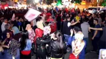 Evet'İ Göbek Atarak Kutladılar