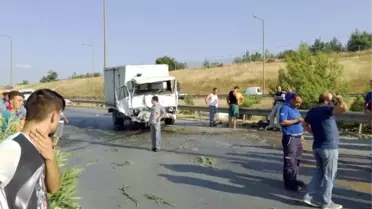 Kamyonetle Otomobil Kafa Kafaya Çarpıştı: 2 Yaralı