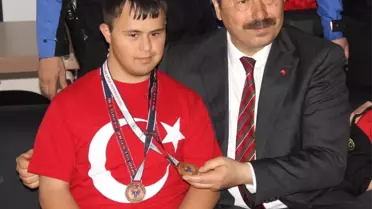 Engelli Şampiyondan Emniyet Müdürüne 'Osman Amca Seni Çok Seviyoruz'
