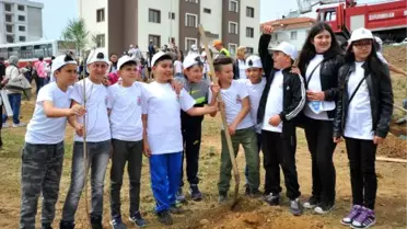 Çağan Irmak Çocuklarla Birlikte Fidan Dikti