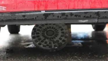 Düz Yolda Giderken Askıda Kaldılar