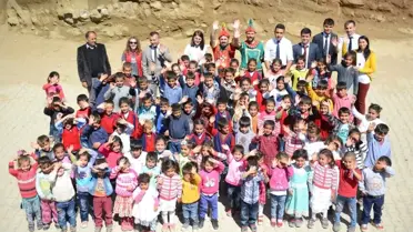 Karagöz ve Hacivat Eruhlu Çocuklara Mutluluk Götürdü