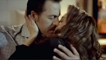 Azra Akın Yeni Filmindeki Öpüşme Sahneleriyle Çok Konuşulacak