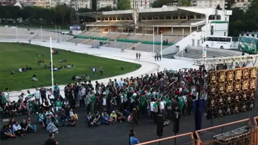 Bursasporlu Taraftarlar, Seyircisiz Maçı Dev Ekranda İzledi