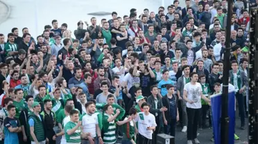 Cezalı Takımlarını Dışardaki Dev Ekrandan İzlediler