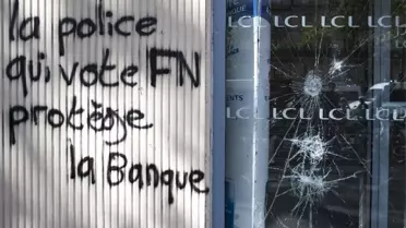 Ne Macron Ne Le Pen': Gençler Paris'de Protesto Ediyor