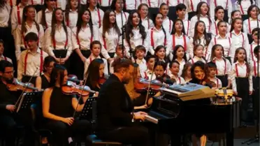 Kayahan'ı Çocuklar Şarkılarıyla Andı